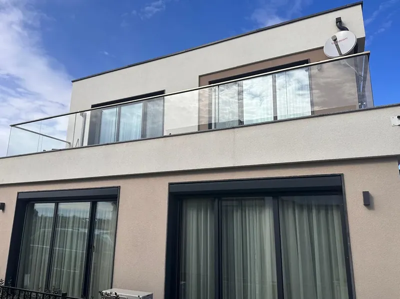 Aussenansicht mit Glasbalkon im Obergeschoss, Villa im Quartier Summerset, Anlage Victoria bei Pomorie