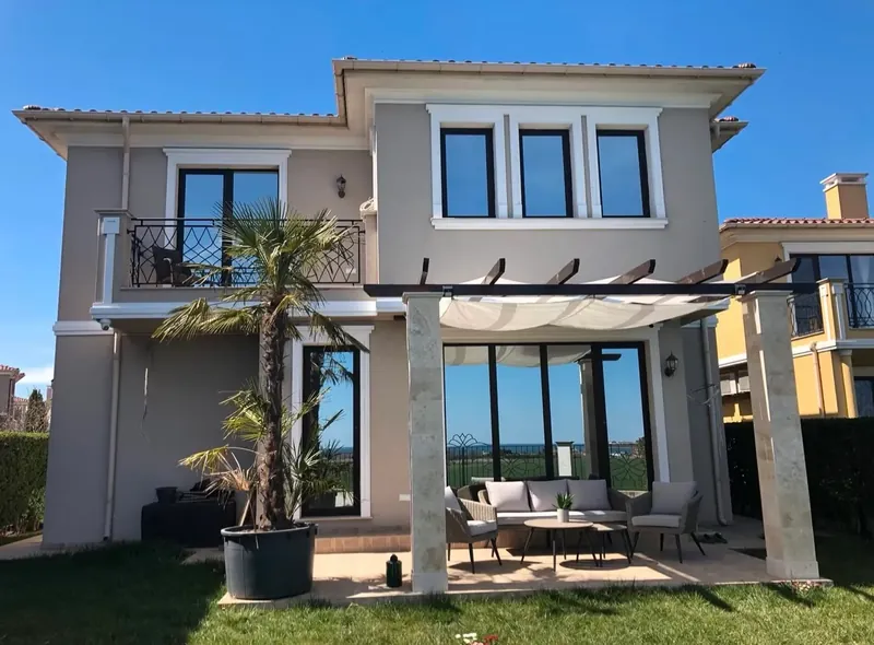Gartenseite mit Pergola, Palme und Loungemöbeln, Villa im Quartier Victoria Lakes, Anlage Victoria bei Pomorie