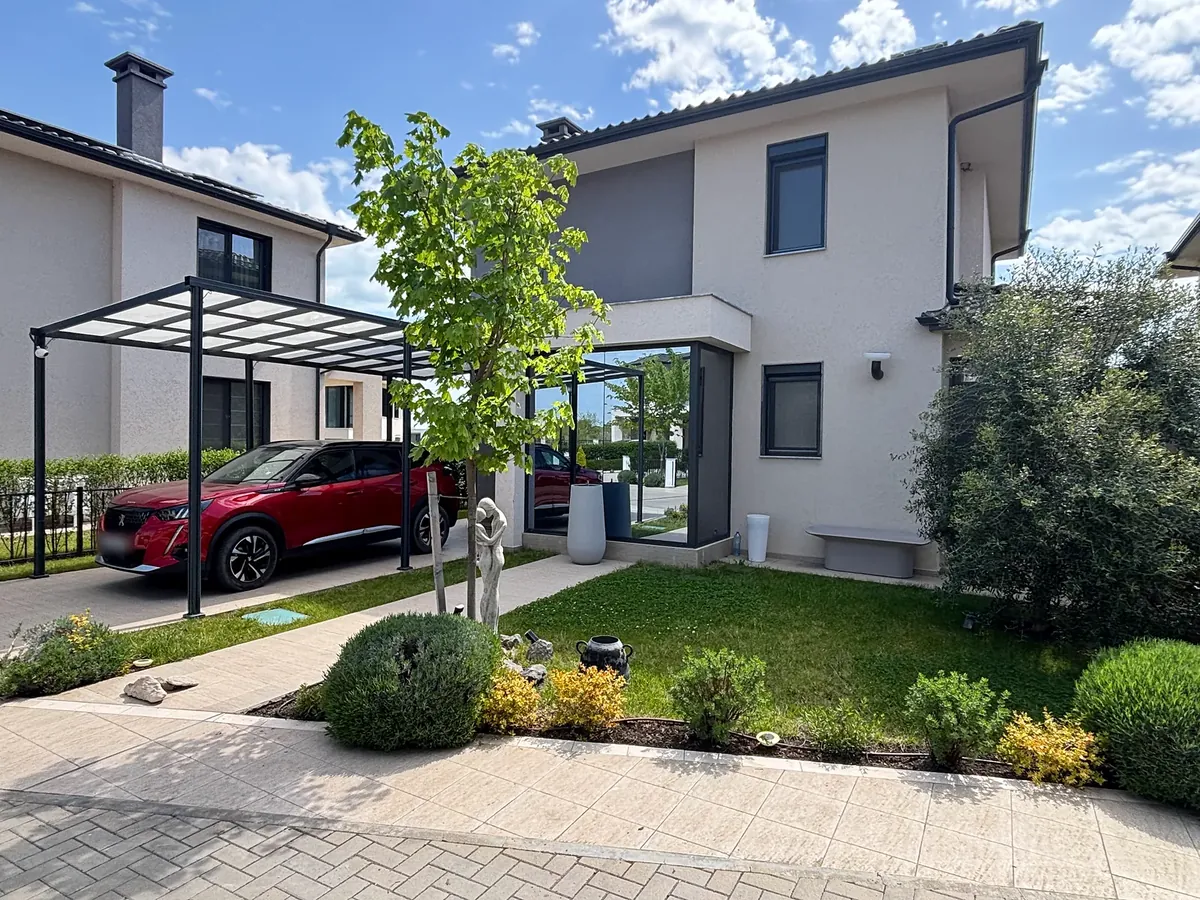 Aussenansicht mit Carport und Vorgarten, Villa im Quartier Victoria Sunrise, Anlage Victoria bei Pomorie
